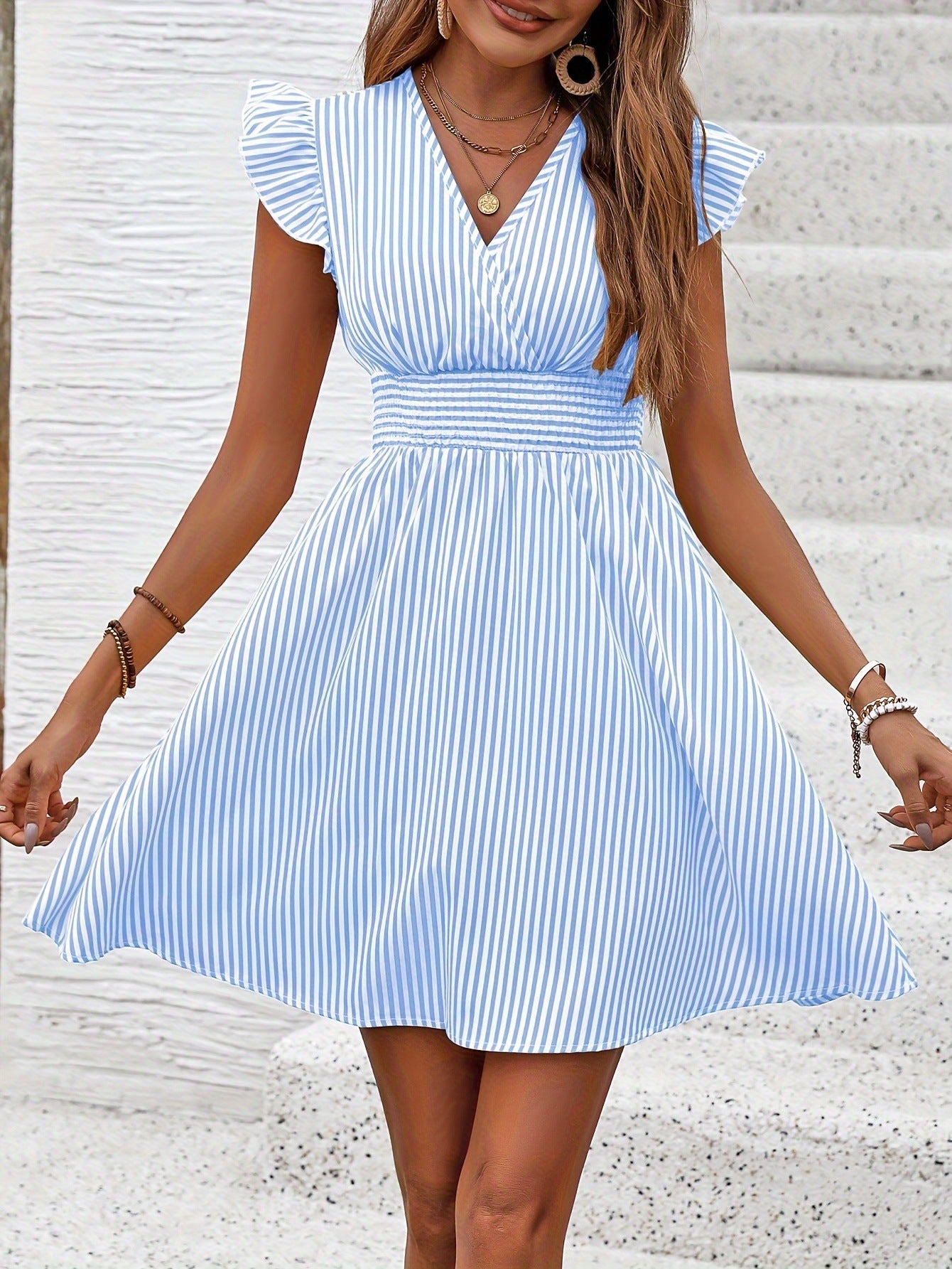 Elegante vestido de rayas con escote en V y cintura a la altura de la cintura de Isabella Sol