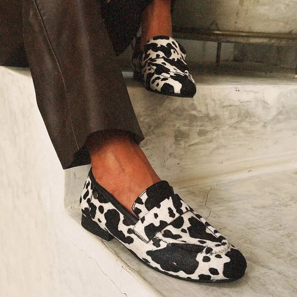Zapatos de talla grande con punta redonda y estampado de vaca de Isabella Sol