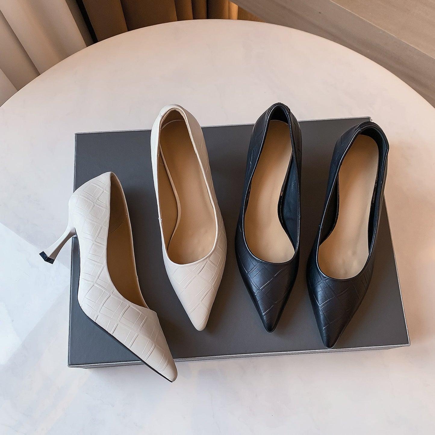 Elegantes zapatos de tacón de piel de oveja de Isabella Sol.