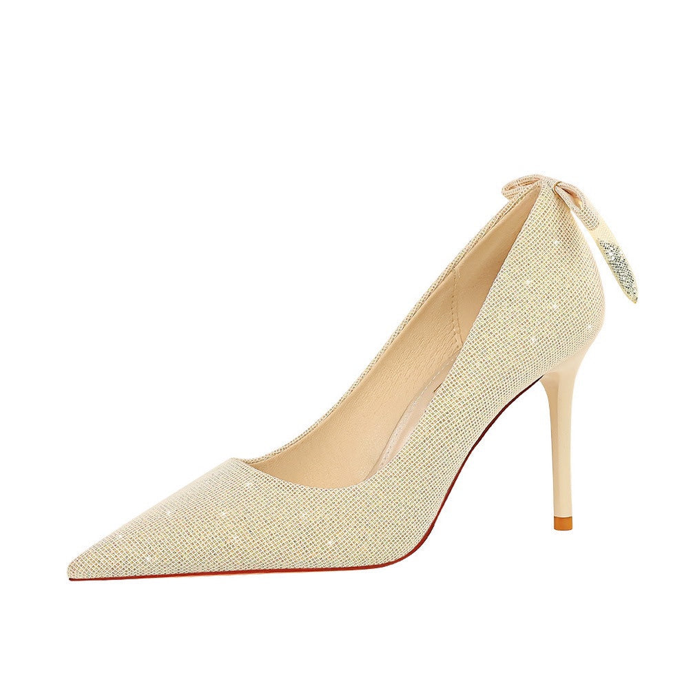 Elegantes zapatos de tacón de aguja dorados de Isabella Sol.