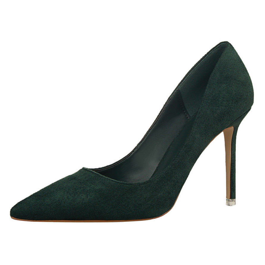 Elegantes zapatos de tacón de punta de ante de Isabella Sol.