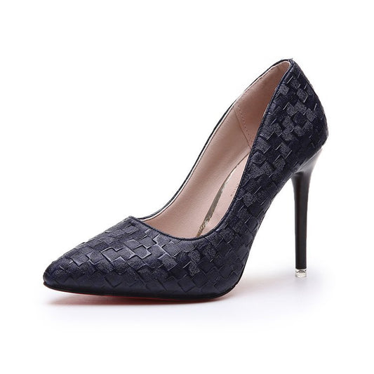 Elegantes zapatos de tacón de aguja puntiagudos de Isabella Sol.