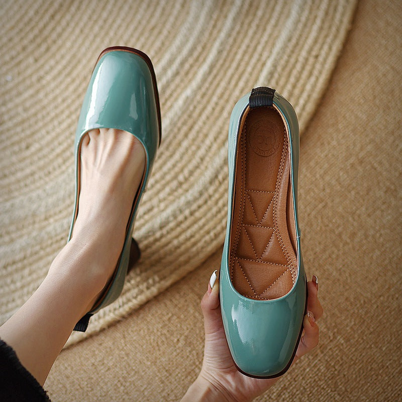Elegantes zapatos de tacón grueso de piel de Isabella Sol.