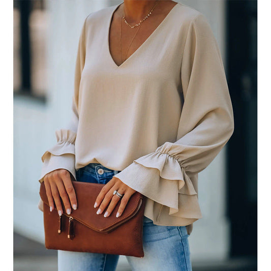 Elegante top con escote en V y mangas con volantes de Isabella Sol.