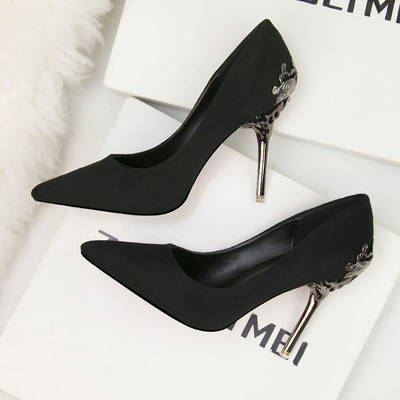 Elegantes zapatos de tacón alto de ante de Isabella Sol.