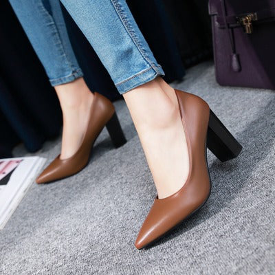 Zapatos de tacón ancho elegantes de Isabella Sol