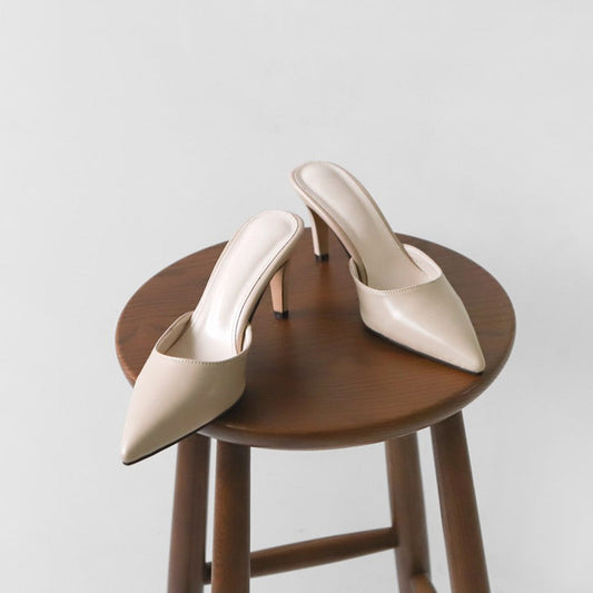 Elegantes tacones de aguja Isabella Sol con punta afilada.