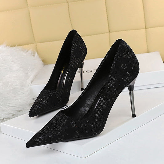 Elegantes tacones de aguja con lentejuelas de Isabella Sol.