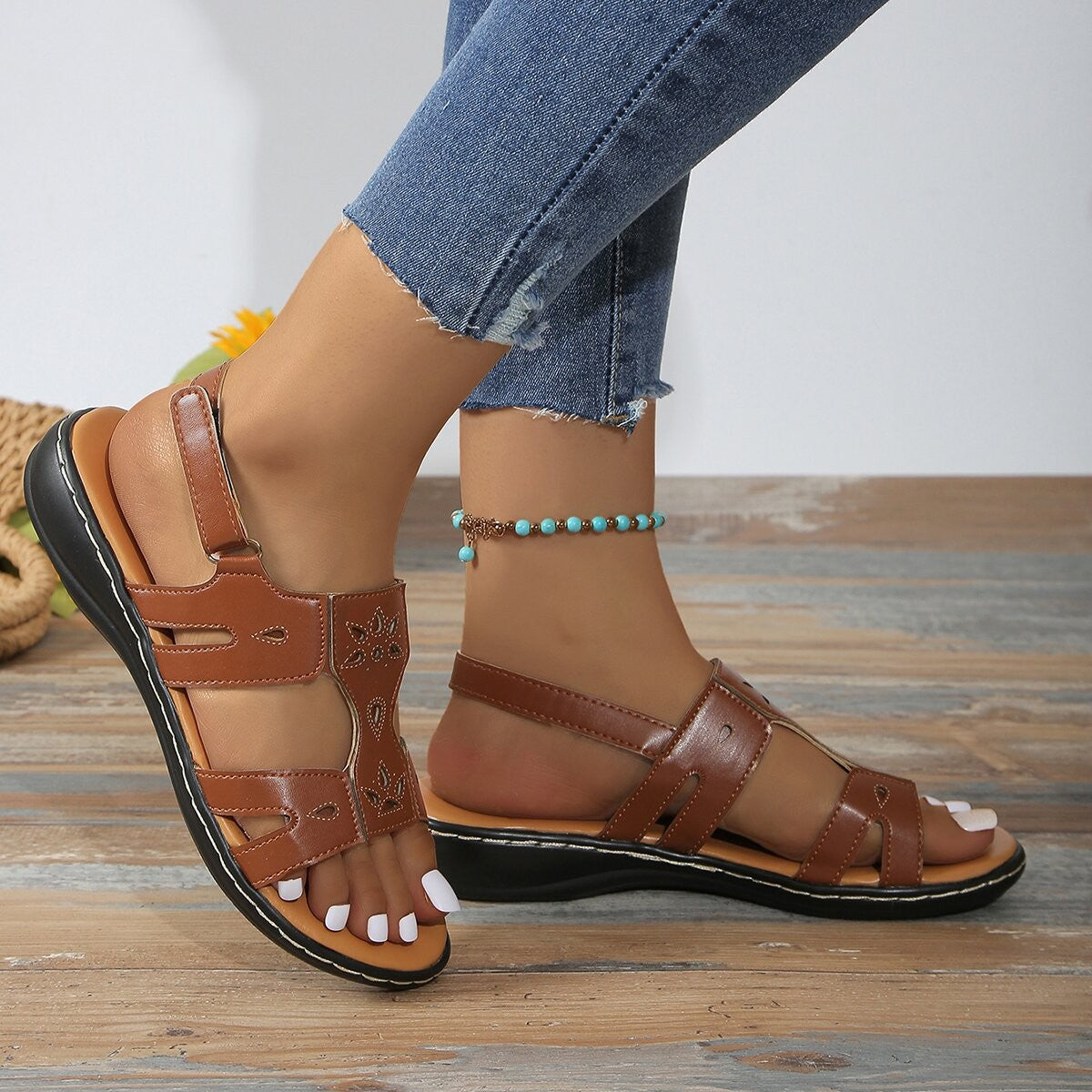 Elegantes sandalias de plataforma con cierre de velcro de Isabella Sol.