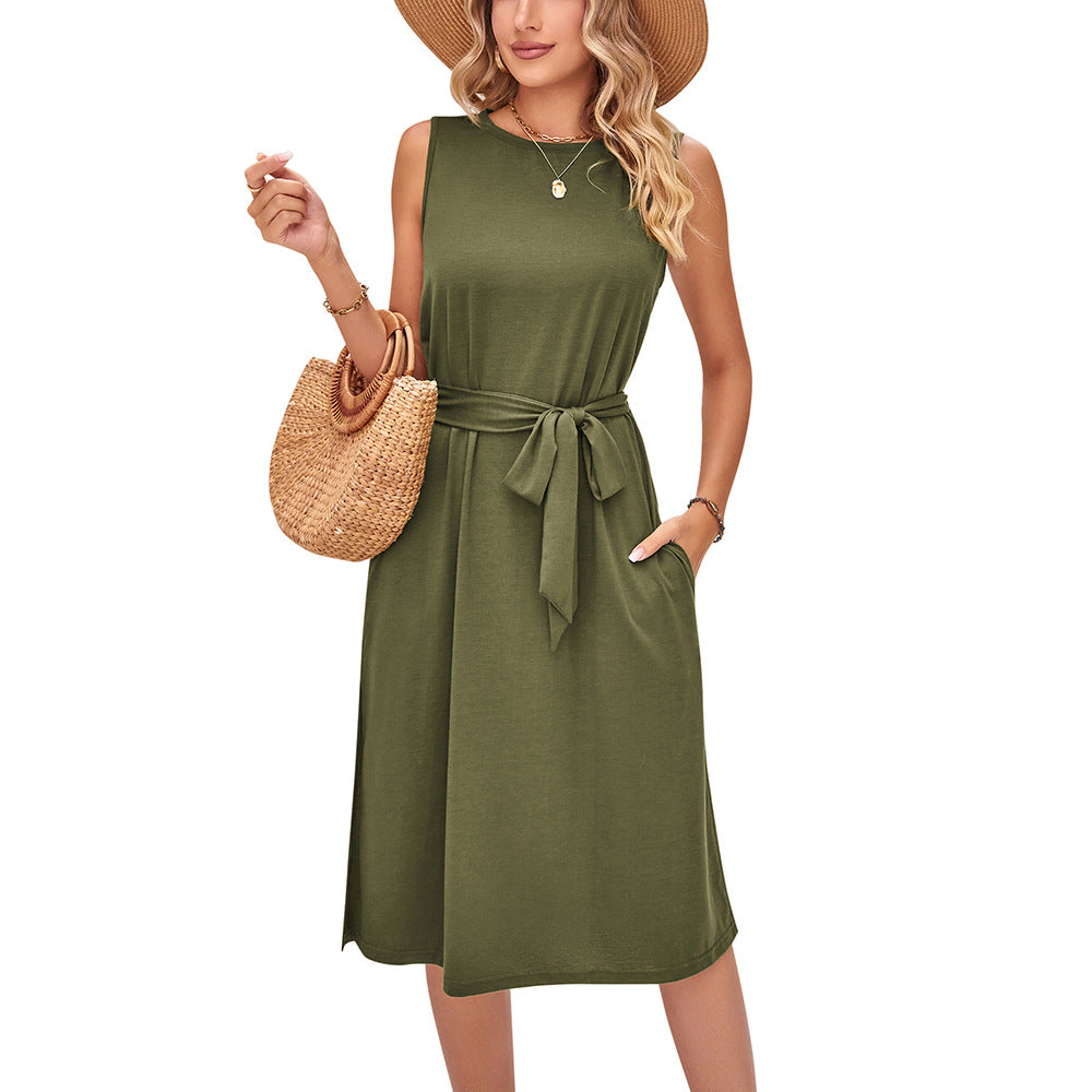 Elegante vestido midi sin mangas con cinturón de Isabella Sol.