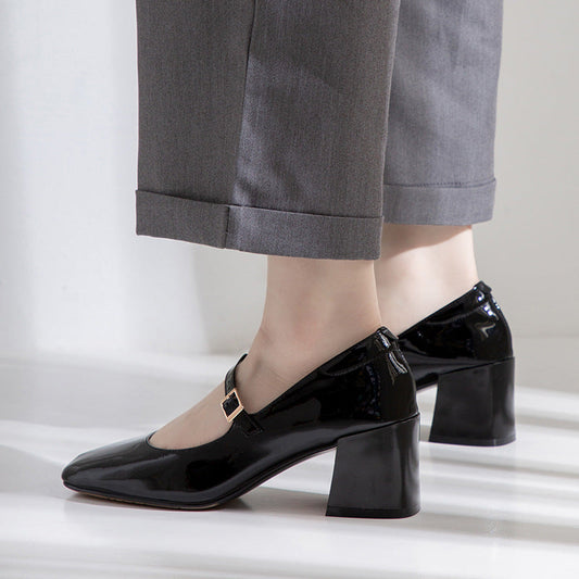 Elegantes zapatos de tacón de charol de Isabella Sol.