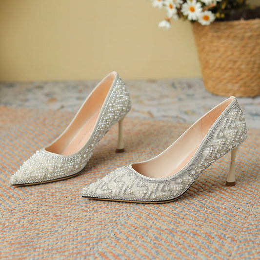 Elegantes zapatos de tacón de aguja con perlas de Isabella Sol.