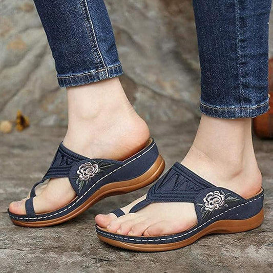 Sandalias de cuña con bordados florales de Isabella Sol.