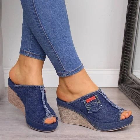 Elegantes sandalias de cuña vaqueras de Isabella Sol