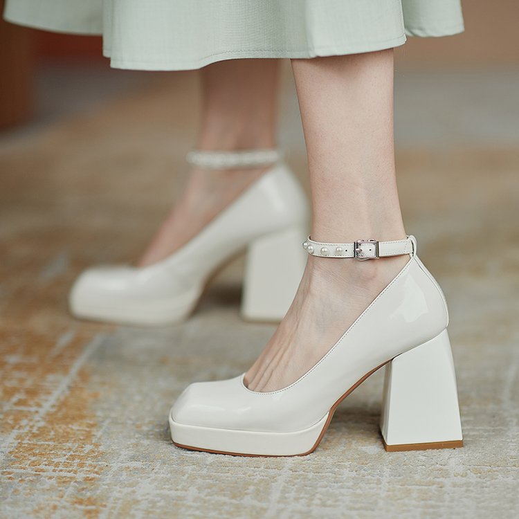 Zapatos de tacón ancho elegantes de Isabella Sol