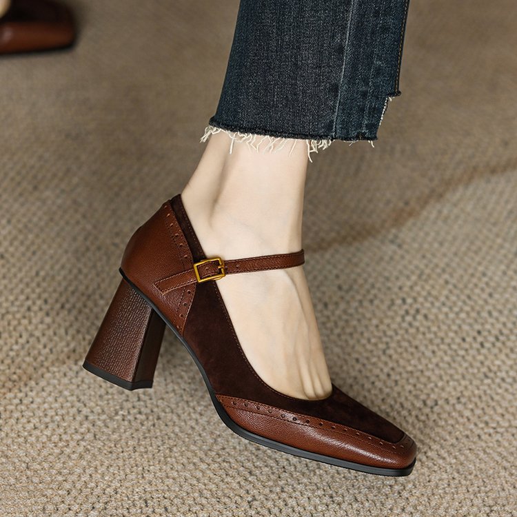 Elegantes tacones gruesos de punta cuadrada de Isabella Sol