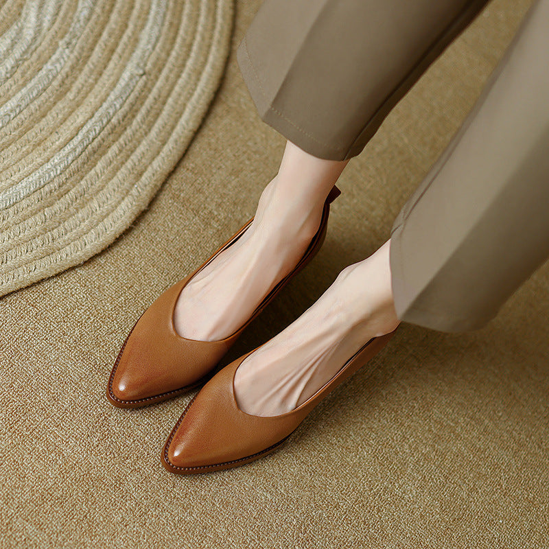 Elegantes zapatos de tacón bajo de piel de oveja de Isabella Sol.