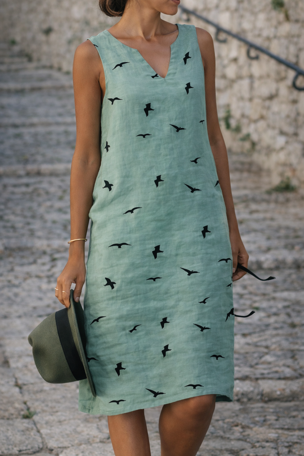 Elegante vestido de verano con estampado de pájaros de Isabella Sol.