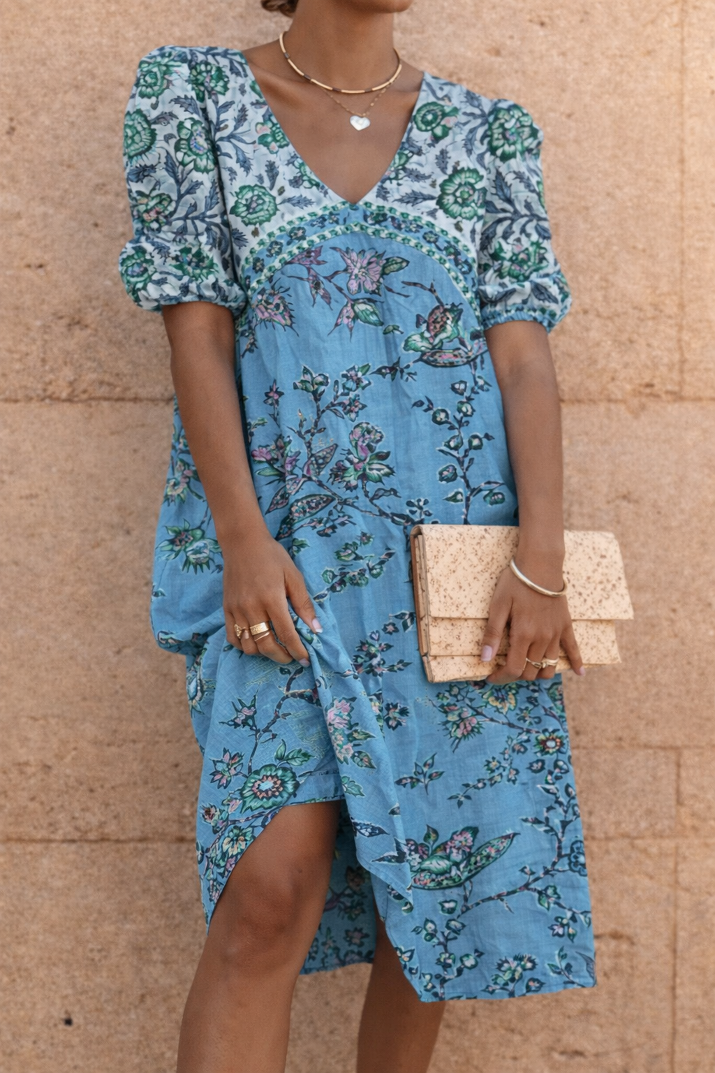 Vestido de largo medio con escote en V y estampado floral de Isabella Sol.