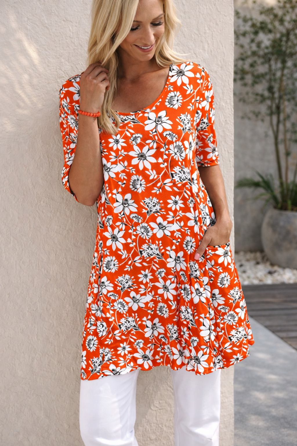 Vestido con estampado floral y bolsillos de Isabella Sol