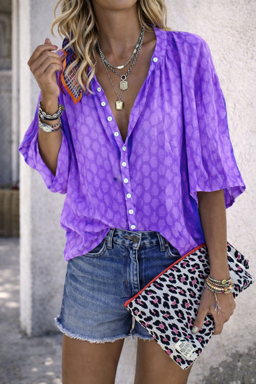 Camisa elegante con estampado y mangas abullonadas de Isabella Sol.