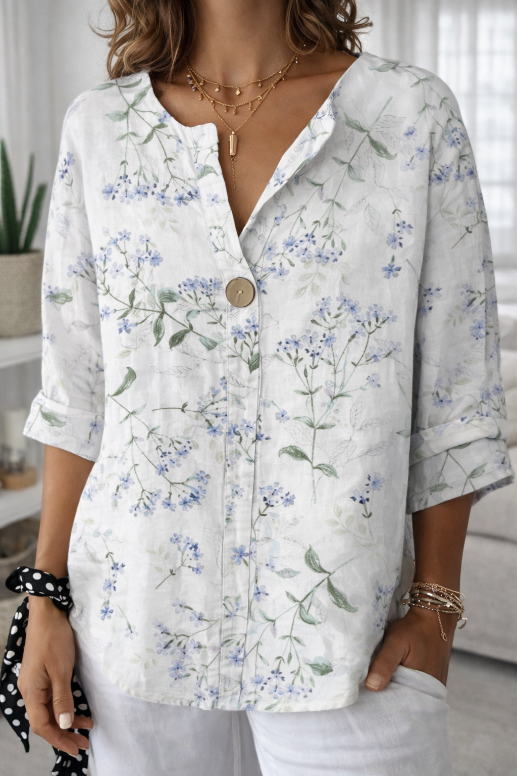Top informal con cuello en V y botones de Isabella Sol con estampado floral.