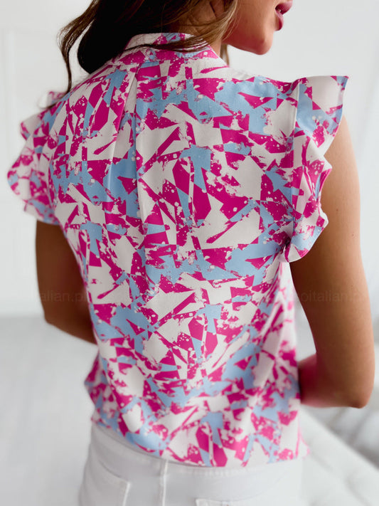 Blusa vibrante con volantes y escote en V de Isabella Sol.