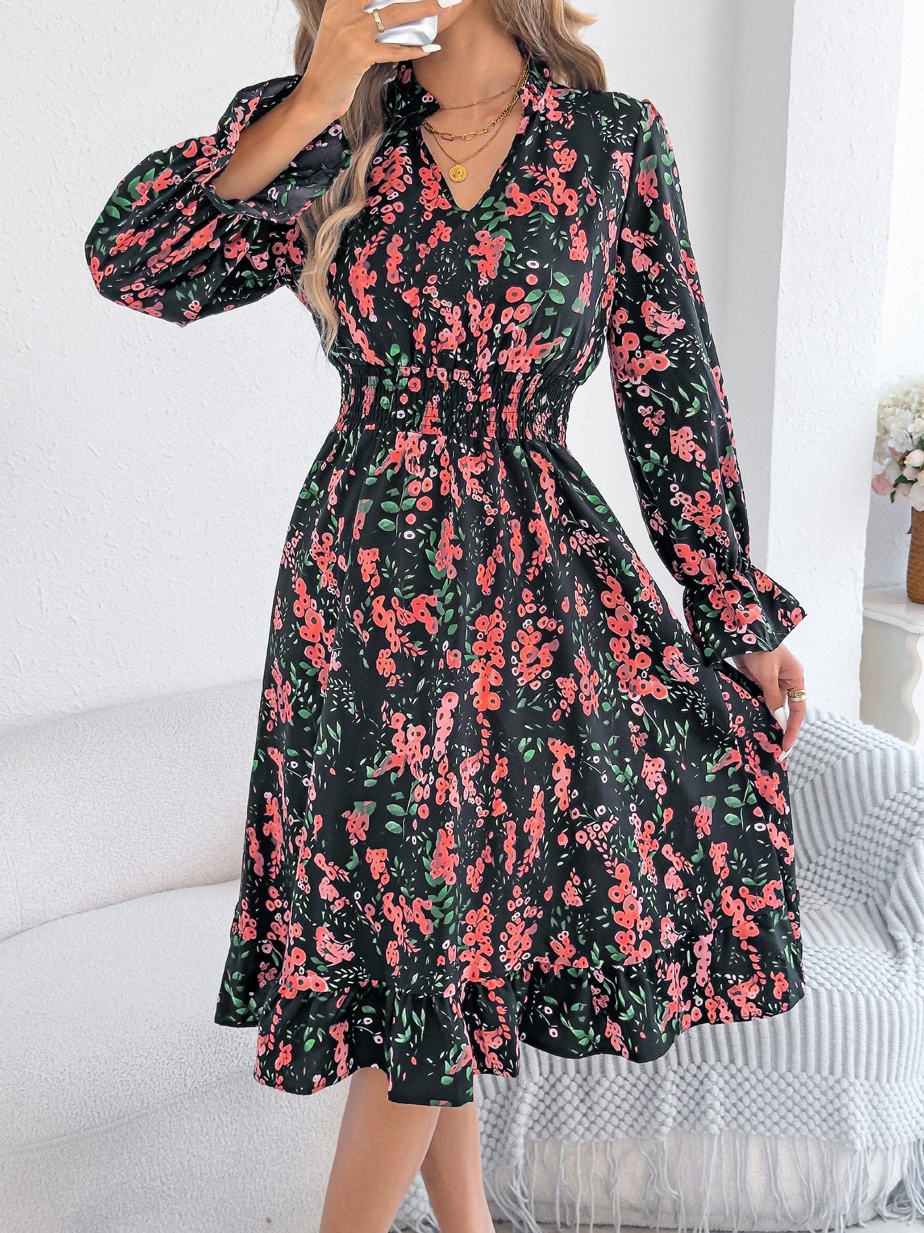 Vestido midi Isabella Sol con mangas acampanadas y estampado floral