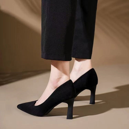Elegantes zapatos de tacón de aguja negros de Isabella Sol.
