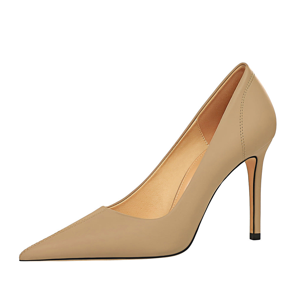 Elegantes zapatos de tacón de punta afilada de Isabella Sol.