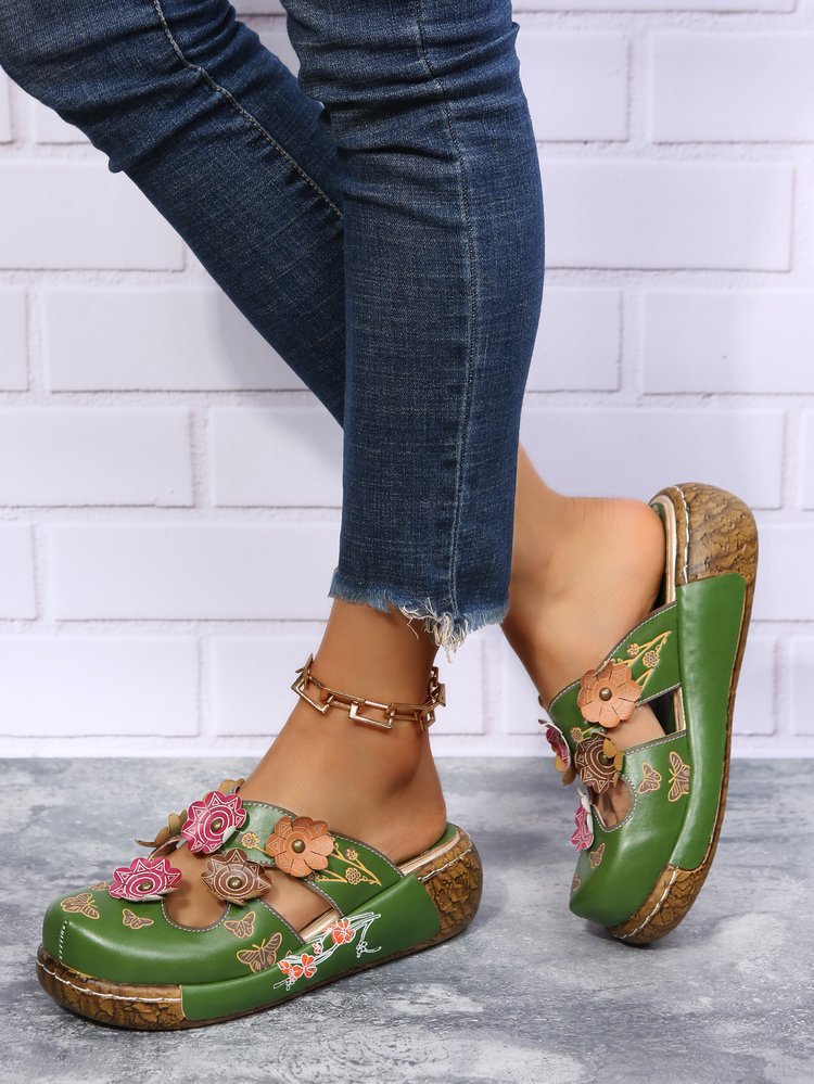 Sandalias de punta redonda con estampado floral bohemio de Isabella Sol