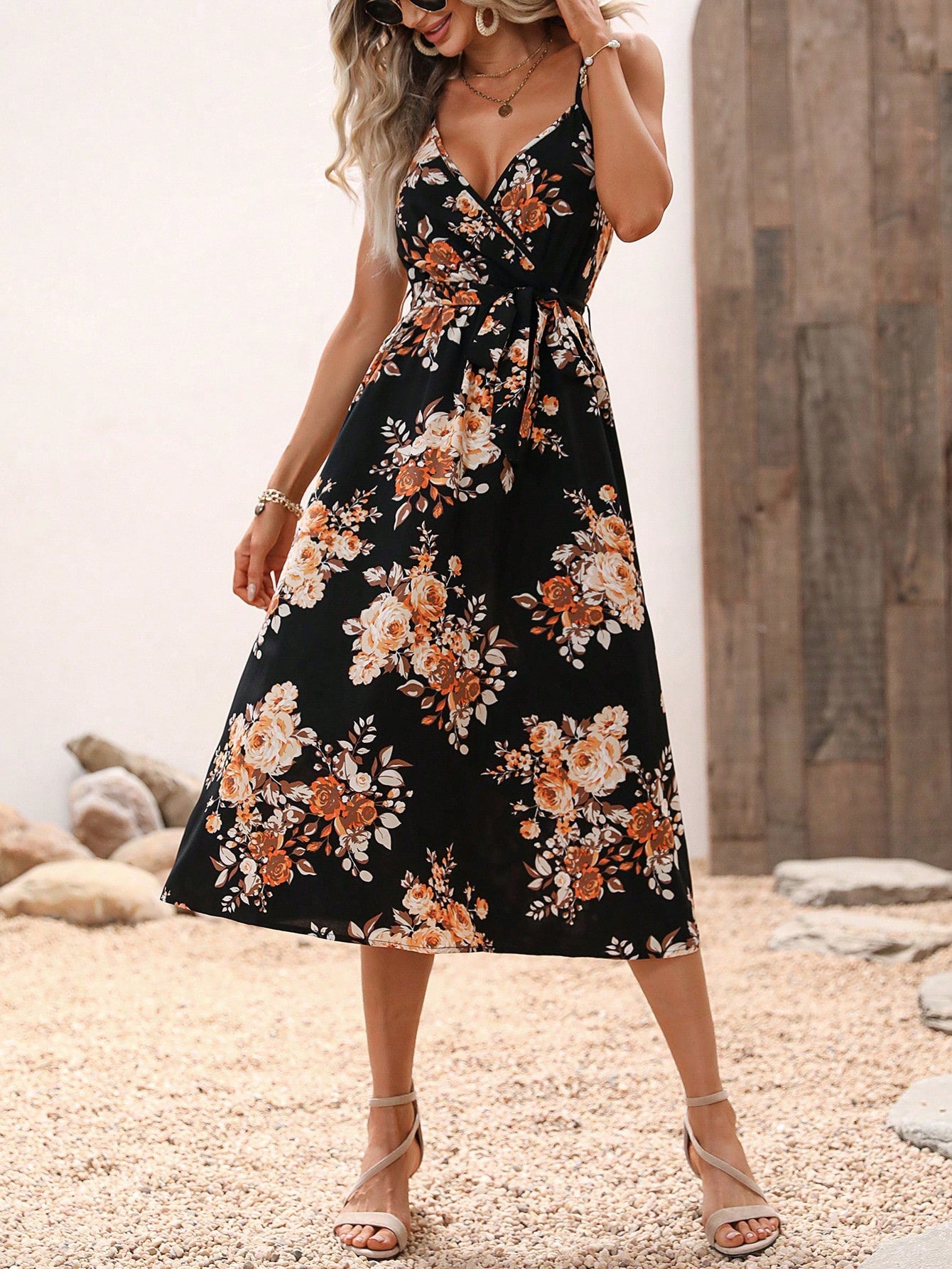 Vestido midi de verano con estampado floral de Isabella Sol