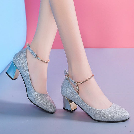 Elegantes zapatos de tacón grueso de Isabella Sol