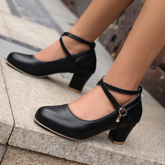 Elegantes zapatos Mary Jane de tacón grueso de Isabella Sol.