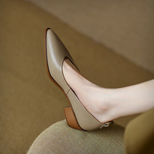 Elegantes zapatos de tacón bajo de piel de oveja de Isabella Sol.