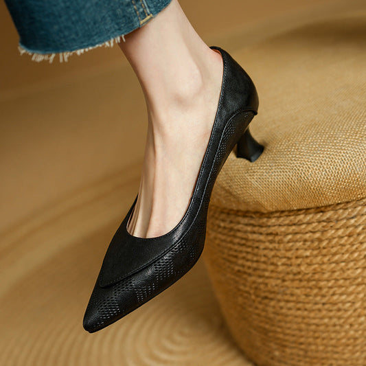 Elegantes zapatos de tacón de piel con punta de Isabella Sol.