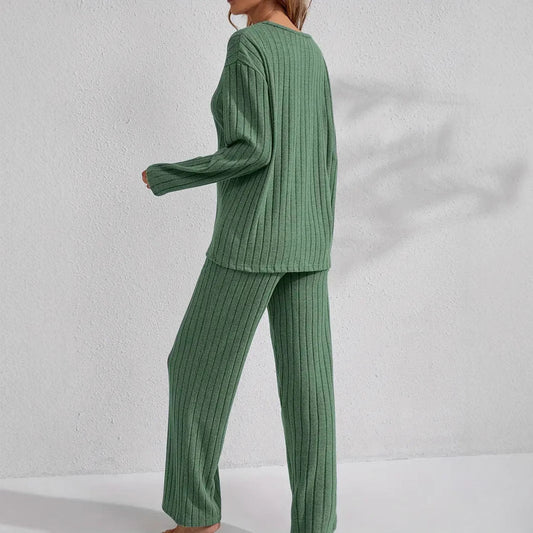 Conjunto informal y cómodo de top de manga larga y pantalón acanalados para mujer.