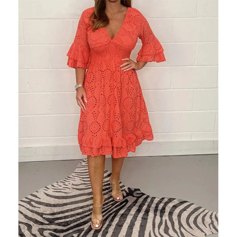 Elegante vestido bordado con escote en V de Isabella Sol.