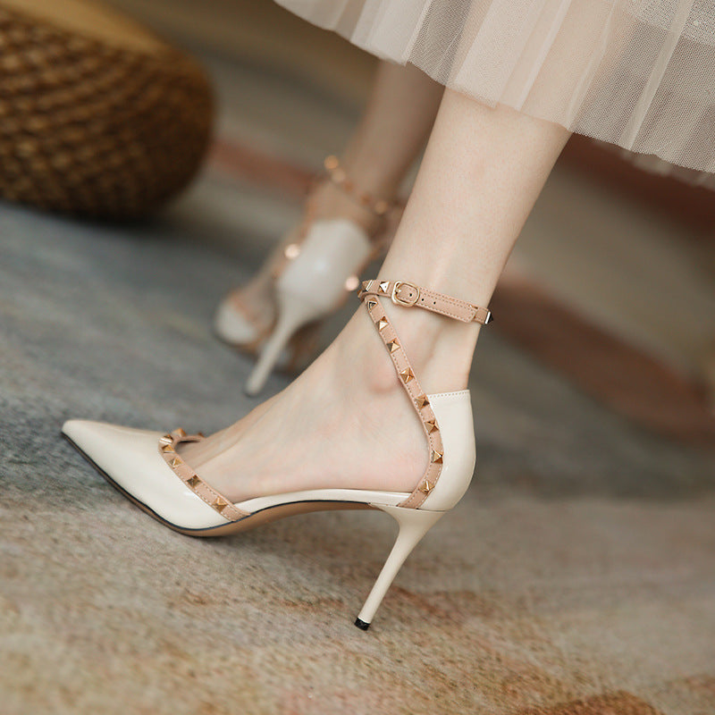 Elegantes tacones altos con remaches de Isabella Sol