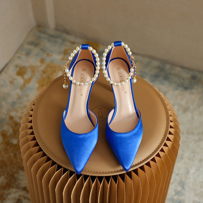 Elegantes tacones de aguja con borlas de satén de Isabella Sol