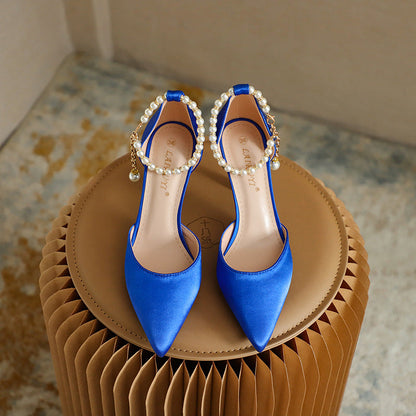 Elegantes tacones de aguja con borlas de satén de Isabella Sol