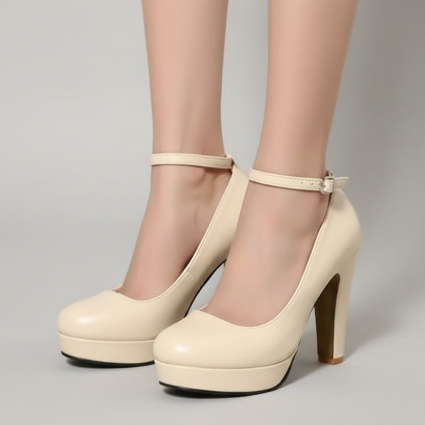 Elegantes zapatos de tacón grueso de Isabella Sol.