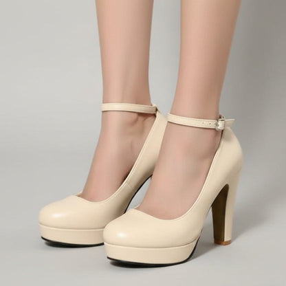 Elegantes zapatos de tacón grueso de Isabella Sol.