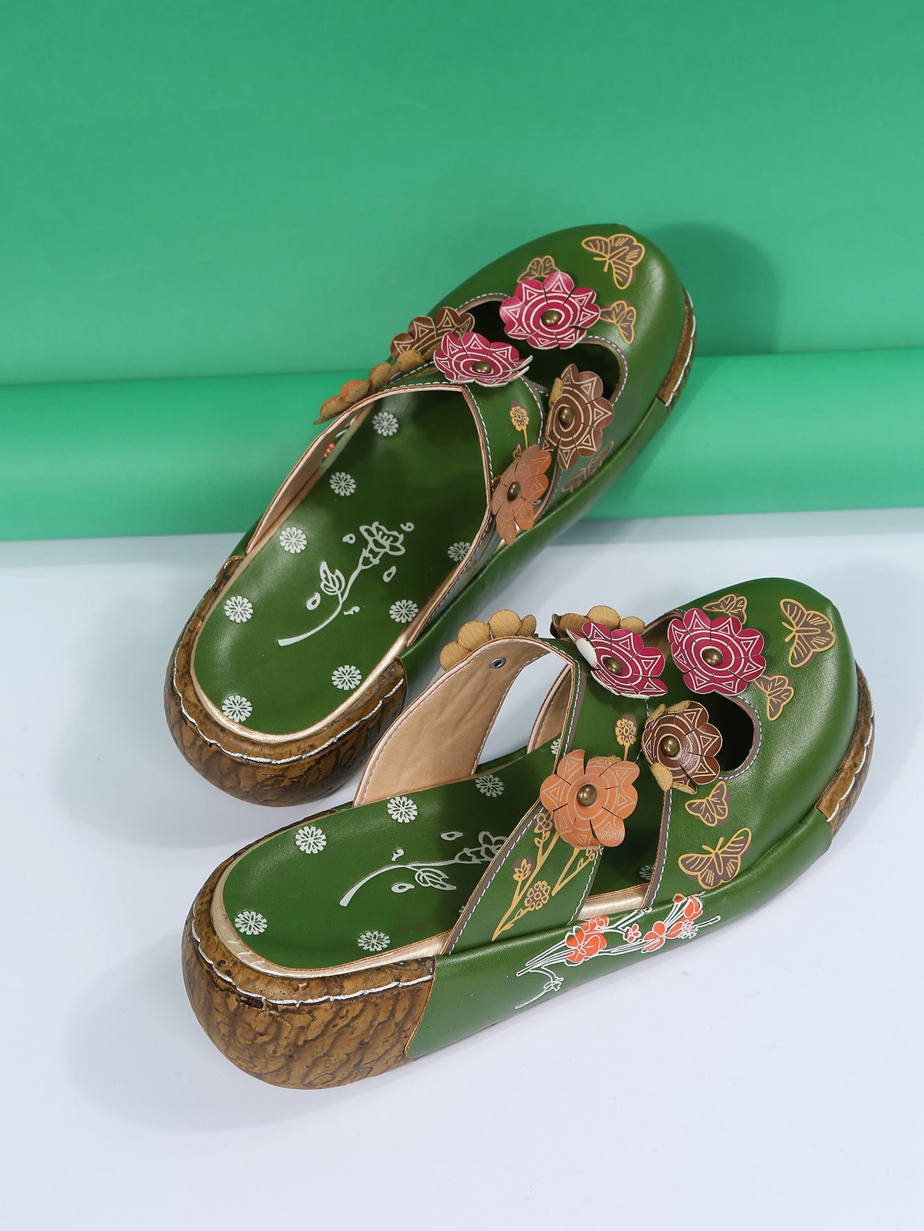 Sandalias de punta redonda con estampado floral bohemio de Isabella Sol