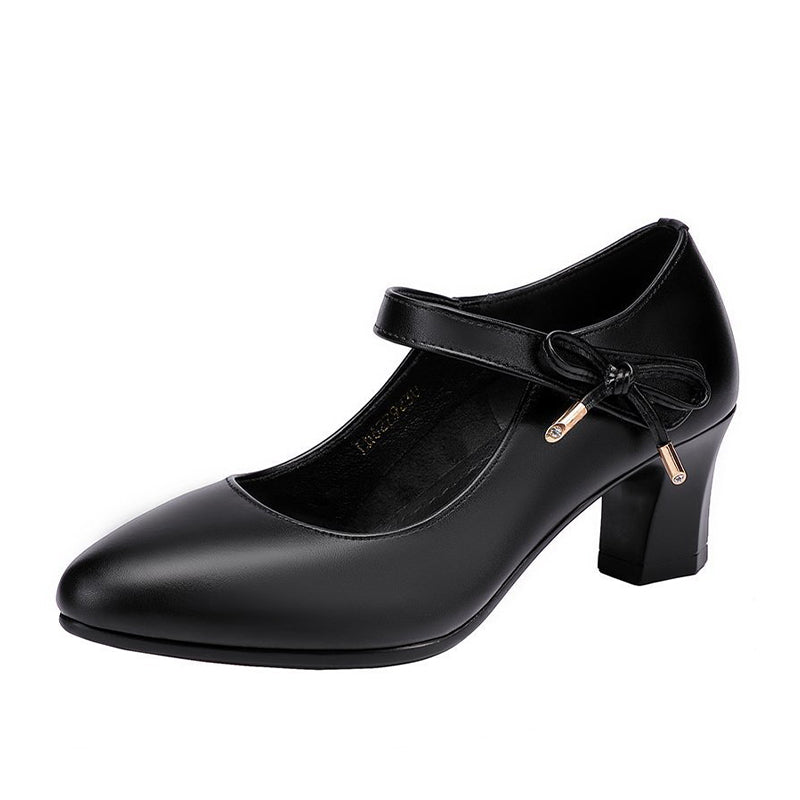 Elegantes zapatos de tacón medio con hebilla de Isabella Sol.