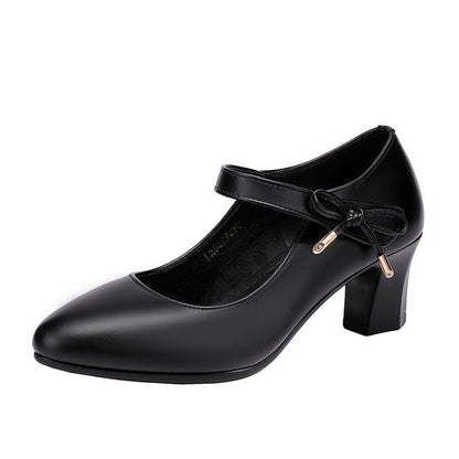 Elegantes zapatos de tacón medio con hebilla de Isabella Sol.