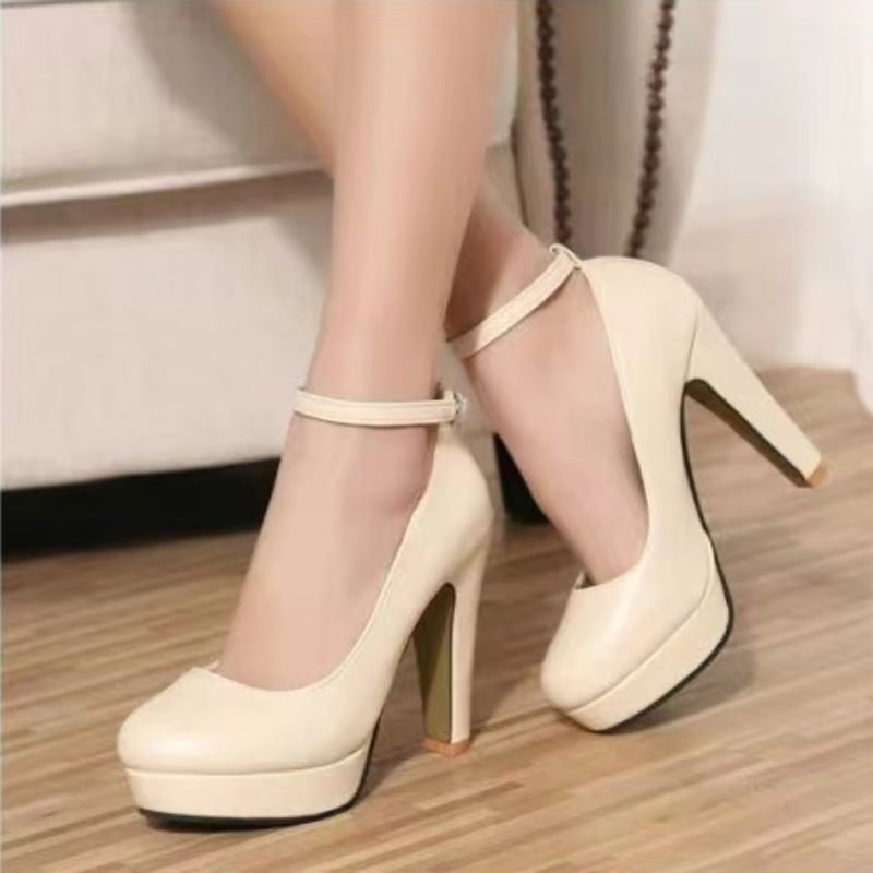 Elegant Chunky Heel Pumps by Isabella Sol