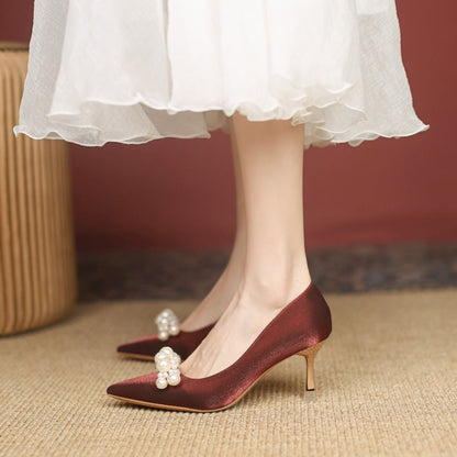 Elegantes zapatos de tacón de boda con pedrería de Isabella Sol