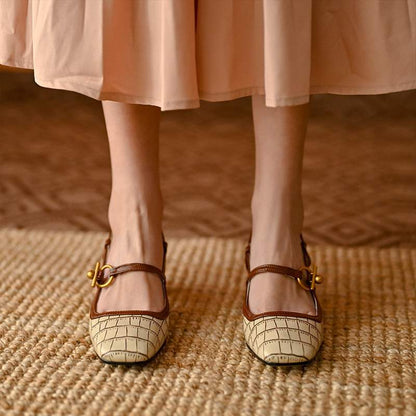 Elegantes zapatos de tacón Mary Jane de punta cuadrada de Isabella Sol.