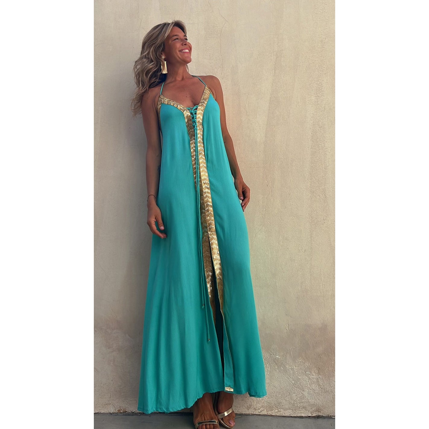 Elegante vestido halter con cordones de Isabella Sol